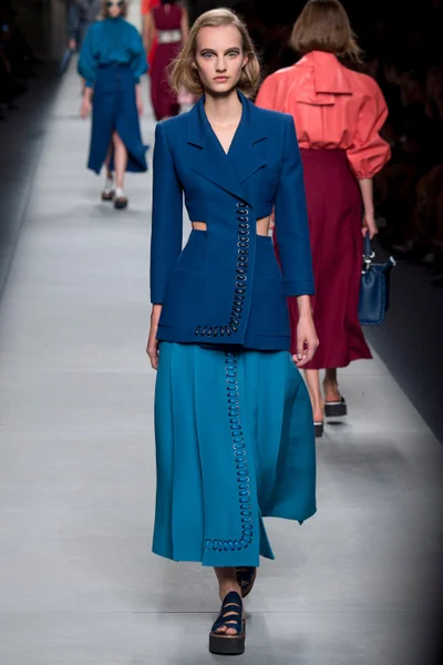 Look 17